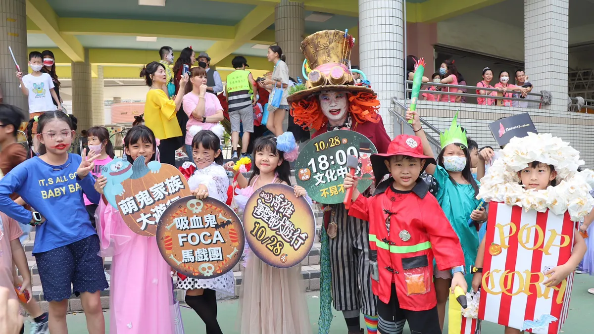 藝術出身的校長王彥嵓也親自粉墨登場,利用家裡面的日常用品和舊衣服,把自己打扮成很炫的瘋狂帽客,挑戰不上街購買,一貼文立刻超過500個讚。(圖/翻攝王彥嵓臉書)