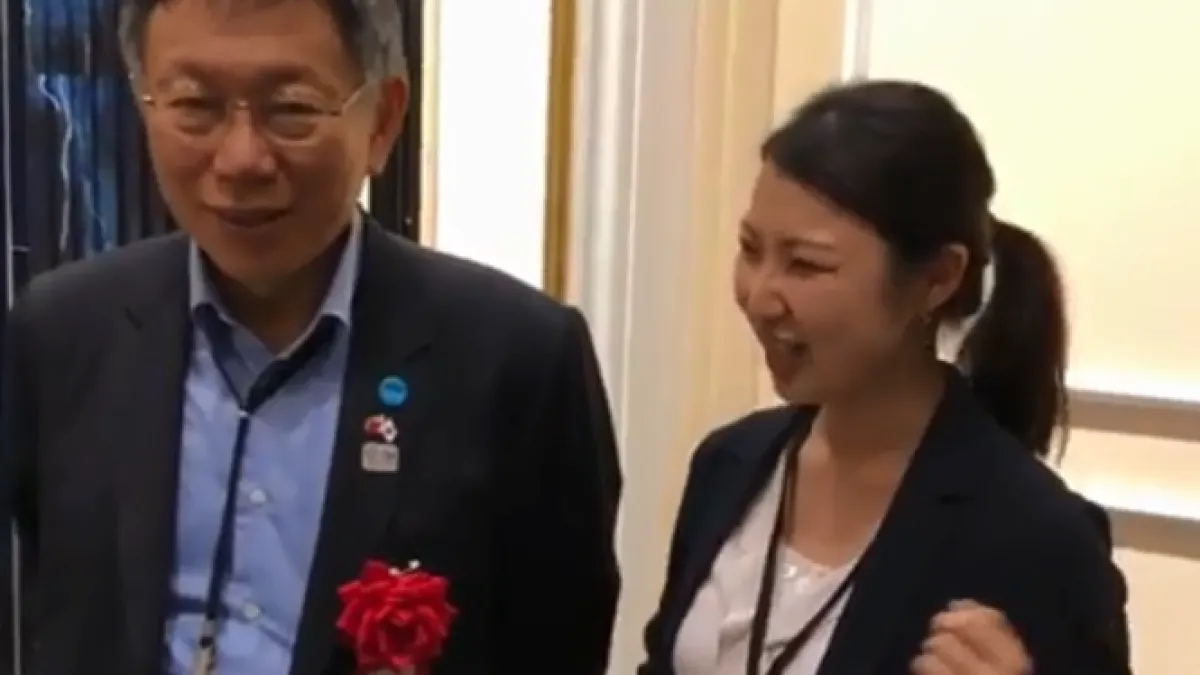 台北市長柯文哲(左)在Instagram上貼出和隨行口譯葉乃萱(右)的合影,發文寫道「3年前訪日的翻譯,3年後還是同一個。」(取自柯文哲IG影片)