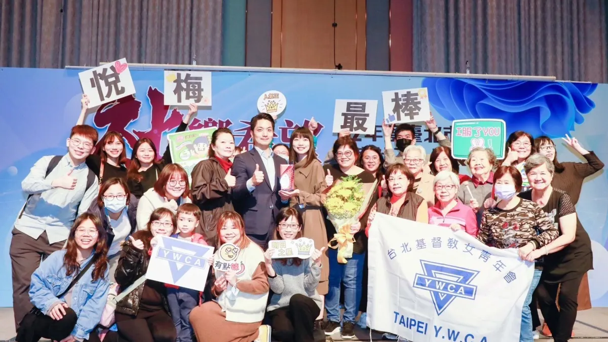 北市社會局舉辦「112年度臺北市優良社工人員表揚暨攝影展」活動,市長蔣萬安親臨表揚社工人員。(圖/臺北市政府社會局提供)