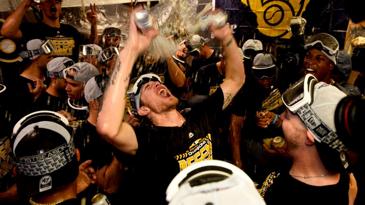 釀酒人在例行賽加賽擊敗小熊,成功在國聯中區封王。 (美聯社) 釀酒人在例行賽加賽擊敗小熊,成功在國聯中區封王。 (美聯社)