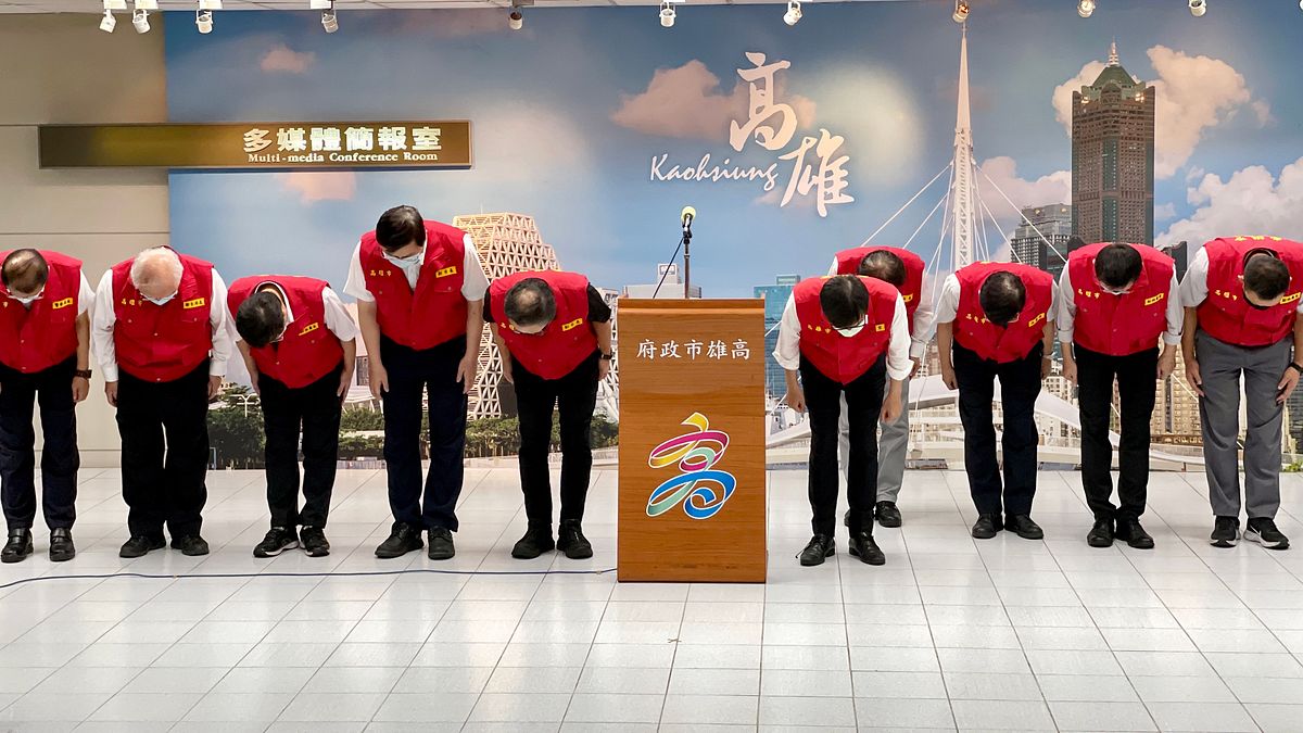 高雄市長陳其邁率市府團隊向市民道歉。(高雄市政府) 高雄市長陳其邁率市府團隊向市民道歉。(高雄市政府)