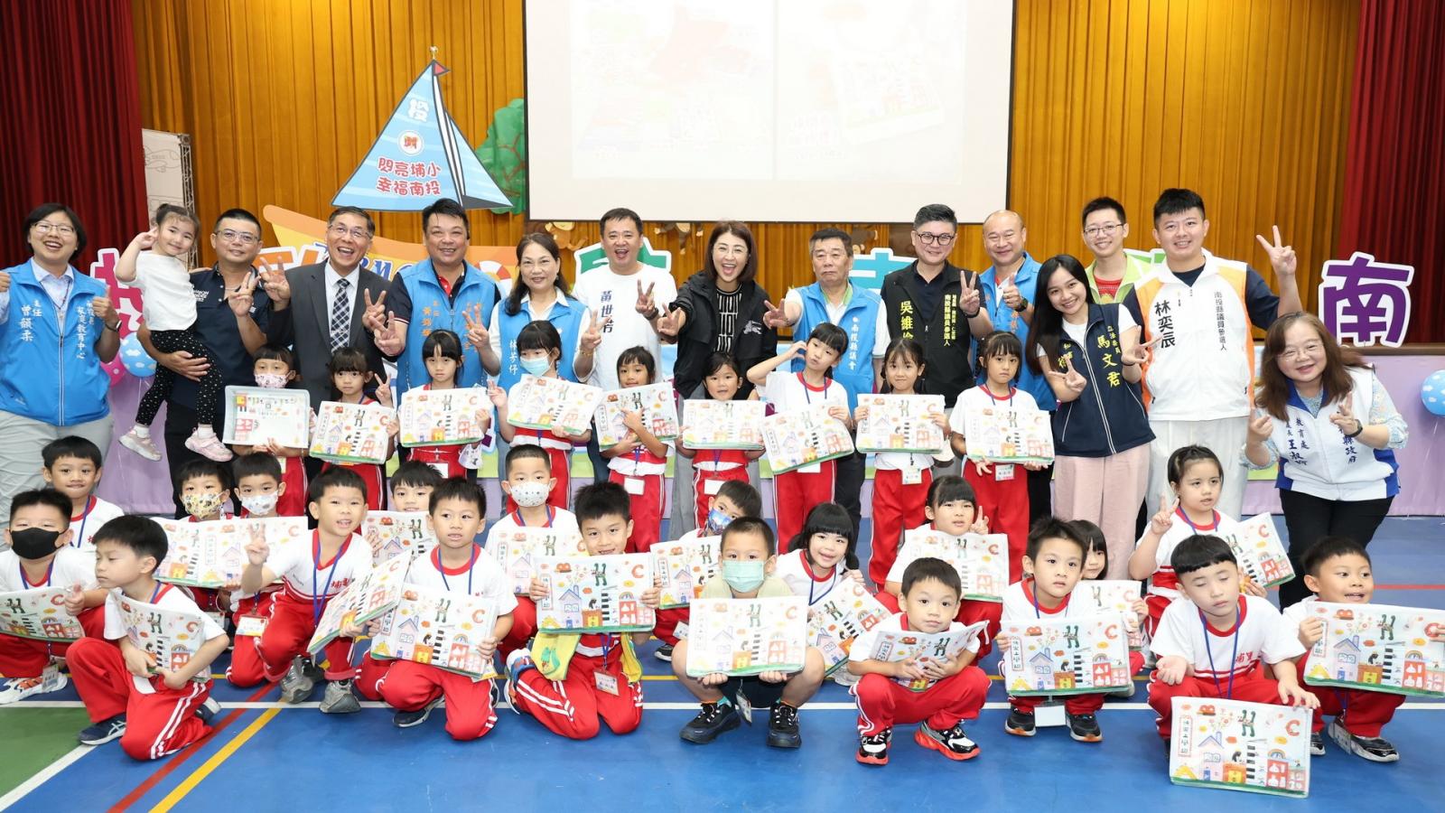 開學日許淑華親送新生開學禮包 宣布校園午餐補助調增10元