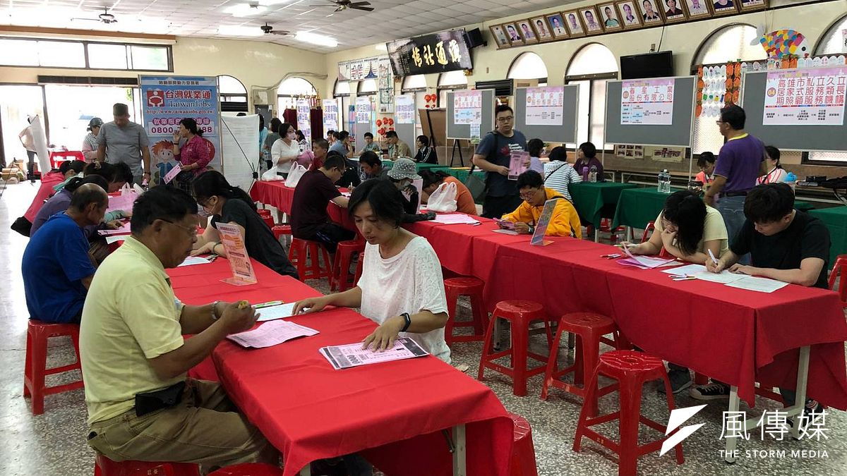 高雄辦徵才活動,共計63家廠商,釋出1000個以上職缺。(圖/徐炳文攝) 高雄辦徵才活動,共計63家廠商,釋出1000個以上職缺。(圖/徐炳文攝)