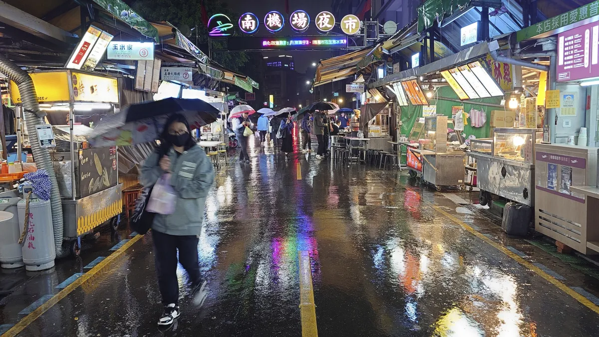 實務上台灣的夜市、餐廳這麼多,要政府機關「普查」幾乎不可能。(資料照,美聯社)