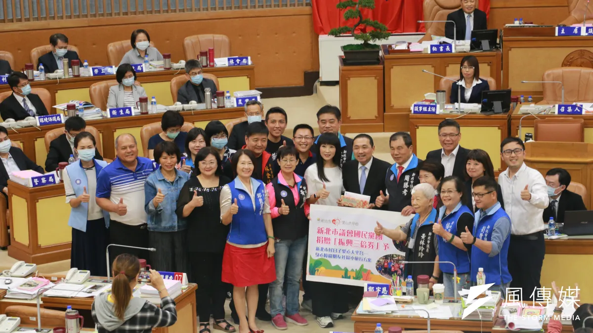 新北市議會國民黨團議員捐贈振與三倍券給新北市愛心大平台,與市長侯友宜合影。(圖/李梅瑛攝)
