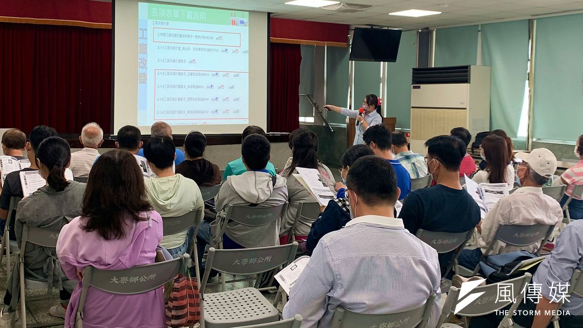 高雄市經發局未登工廠說明會業者反應熱烈。(圖/徐炳文攝) 高雄市經發局未登工廠說明會業者反應熱烈。(圖/徐炳文攝)
