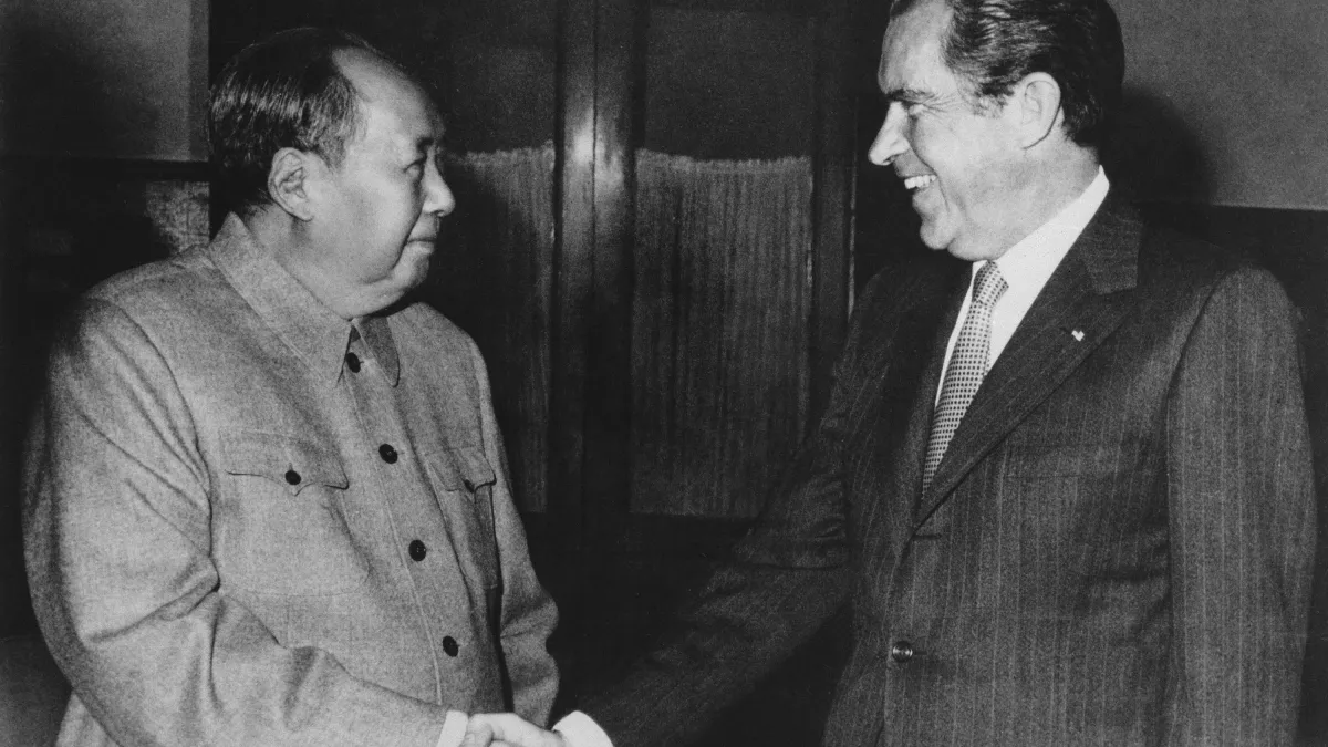 冷戰期間的美國華府政治圈,流傳著一句「只有尼克森才能去中國」的玩笑話,沒想到笑話成真。圖為1972年2月,時任美國總統尼克森訪問中國,與中國最高領導人毛澤東舉行歷史性會談(AP)