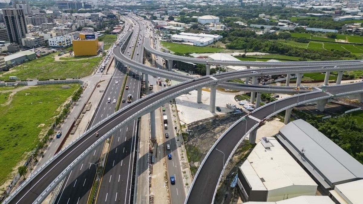 國道1號銜接台74線系統交流道工程預計13日通車,可望緩解國1大雅路段每逢上下班尖峰時刻就塞車的狀況。(資料照/楊瓊瓔服務處提供) 國道1號銜接台74線系統交流道工程預計13日通車,可望緩解國1大雅路段每逢上下班尖峰時刻就塞車的狀況。(資料照/楊瓊瓔服務處提供)