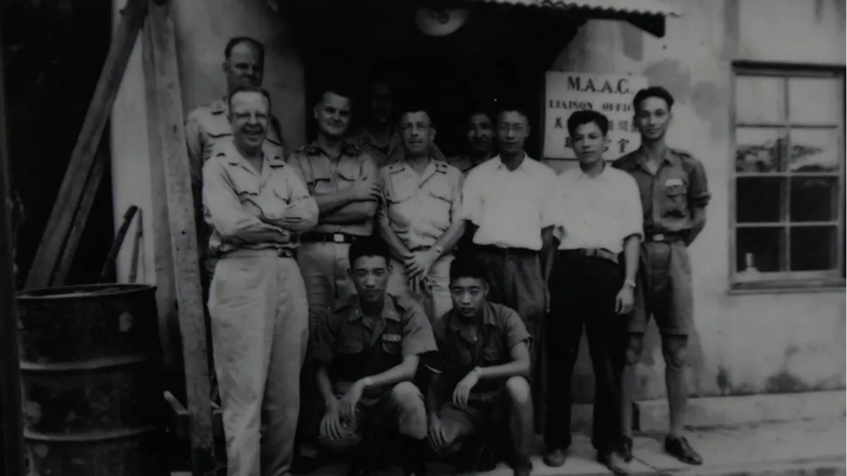 照片中蹲下的兩名國軍當中,右邊的便是年輕時的魏祖志爺爺,他是傅作義叛變後少數從北平逃出的第13軍基層幹部。(魏祖志爺爺提供)