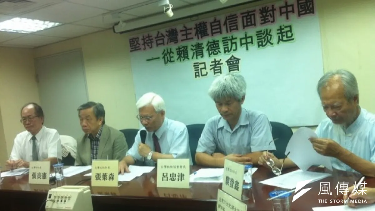 台灣社社長張炎憲(左二)與台教會會長呂忠津(左三)等人11日上午舉行記者會,盛讚台南市長賴清德訪中說出台灣人心聲,力挺賴選總統。(張文馨攝)