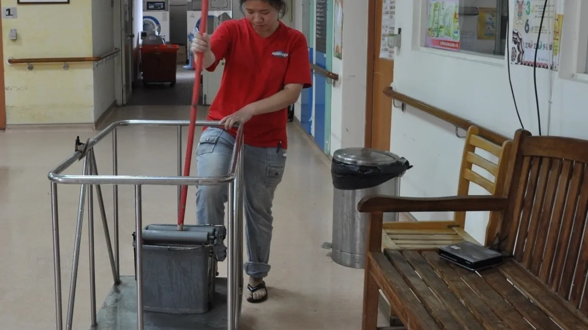 苗栗就業中心伸援手 助身障女取得照服員資格