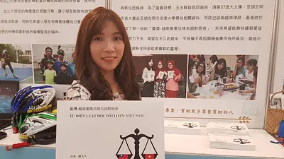 越南新住民陳玉水製作「臺灣-越南重要法律名詞對照表」手冊,希望幫助更多需要幫助的人。(圖/內政部移民署提供)