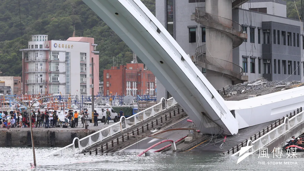 南方澳跨港大橋1日上午坍塌,相關單位仍持續進行搜救。(顏麟宇攝)
