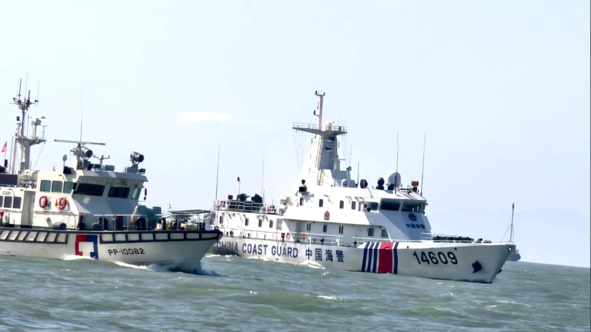 中国のグレーゾーン攻撃が台湾東部海域に拡大している。写真は中国海警局の船舶(右)(資料写真/台湾海巡署提供)