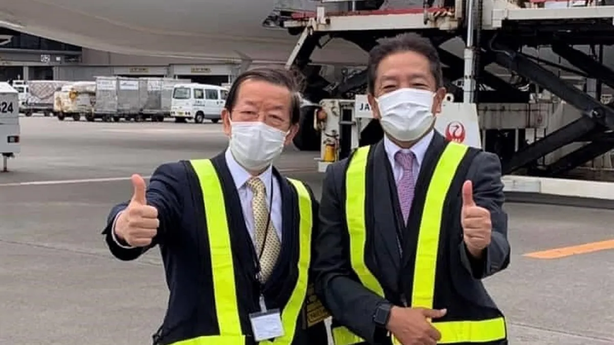 9月25日日本再送台灣50萬劑AZ疫苗,駐日代表謝長廷到機場送機。(資料照,取自謝長廷臉書)