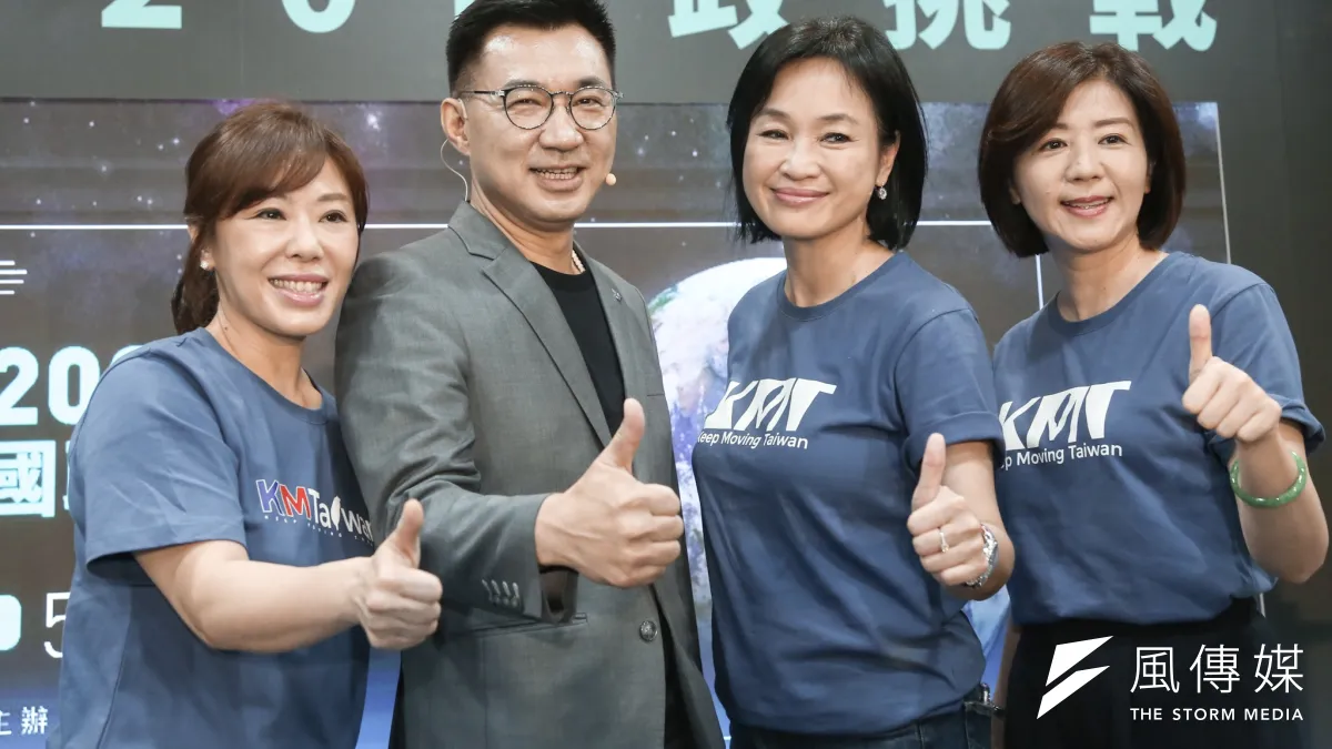 國民黨主席江啟臣主持「國政挑戰」記者會,國民黨文傳會主委王育敏(右一)、副秘書長柯志恩(右二)、李彥秀(左一)亦出席記者會。(簡必丞攝)