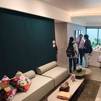 中央公園第一排的指標建案「中山鉑悦」公開銷售,賞屋人潮攜家帶眷湧進接待中心。(圖/徐炳文攝) 中央公園第一排的指標建案「中山鉑悦」公開銷售,賞屋人潮攜家帶眷湧進接待中心。(圖/徐炳文攝)