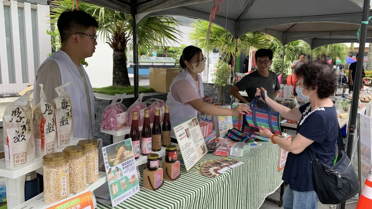 新營國道好物市集吸引服務處民眾遊逛。(圖/勞動力發展署雲嘉南分署提供)