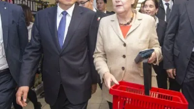 德國總理梅克爾就像一般家庭主婦,下了班自己逛超市,中國總理李克強訪德,她也帶著他逛超市。(新華網)