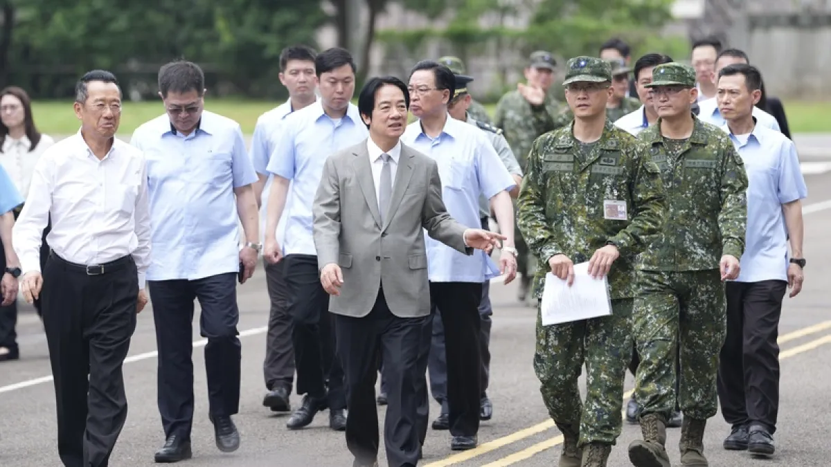 總統賴清德(前中)、國安會秘書長吳釗燮(後中)、國防部長顧立雄(前左)等人,端節勗勉駐守官兵。(中央社)