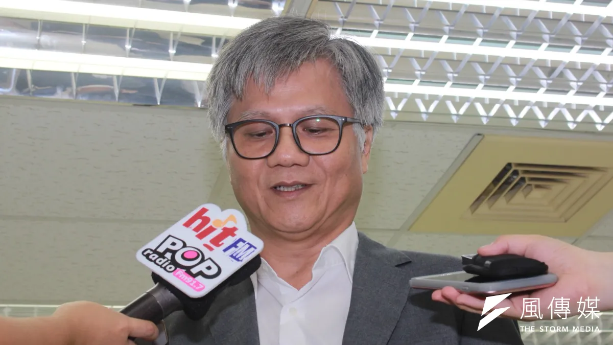 無黨籍參選人吳蕚洋30日來登記台北市長參選。(方炳超攝)