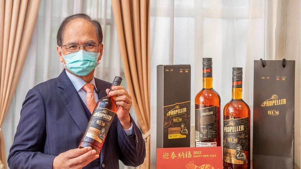 立陶宛2萬瓶深色蘭姆酒在2021年12月被中國拒收,立法院長游錫堃發起購買「民主蘭姆酒」的運動。這批蘭姆酒在台售價600元,是淘寶網上價格的4倍。(取自游錫堃臉書) 立陶宛2萬瓶深色蘭姆酒在2021年12月被中國拒收,立法院長游錫堃發起購買「民主蘭姆酒」的運動。這批蘭姆酒在台售價600元,是淘寶網上價格的4倍。(取自游錫堃臉書)