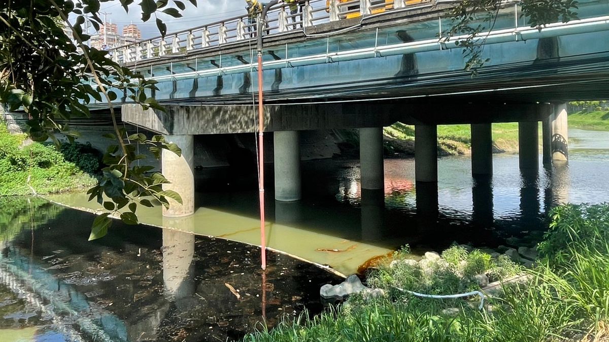 污染問題讓許多市場的惡性競爭或壟斷問題不得不被重視,也顯示了市場失靈的狀況。示意圖,圖為受油污污染後勁溪。(資料照,環保局提供) 污染問題讓許多市場的惡性競爭或壟斷問題不得不被重視,也顯示了市場失靈的狀況。示意圖,圖為受油污污染後勁溪。(資料照,環保局提供)