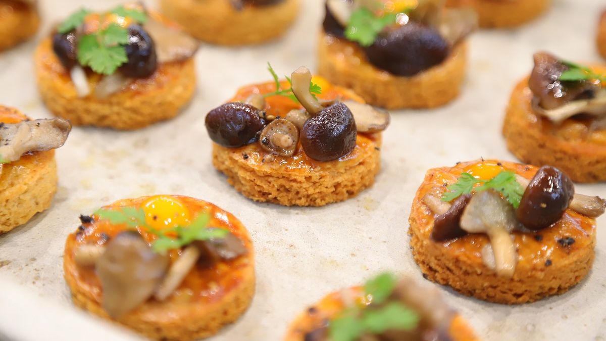 本屆茶博會有機館巧妙借取「餐酒會」概念,打造一系列菜單,循臺灣有機茶的風土人文脈絡玩轉在地創新。(圖/慈心基金會提供) 本屆茶博會有機館巧妙借取「餐酒會」概念,打造一系列菜單,循臺灣有機茶的風土人文脈絡玩轉在地創新。(圖/慈心基金會提供)