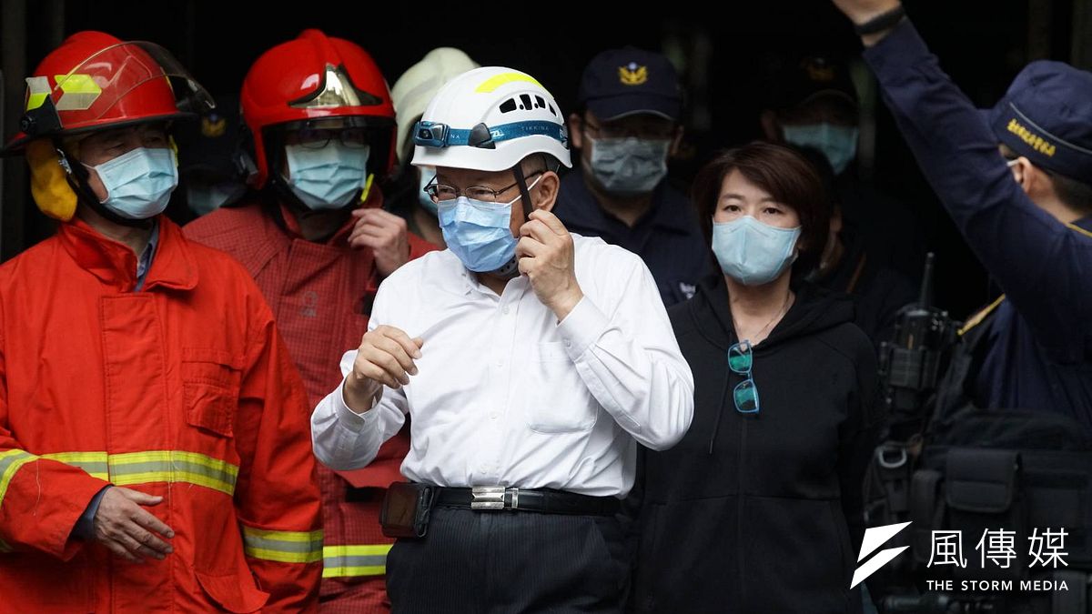 台北市林森北路錢櫃KTV26日上午近11時驚傳火警。台北市長柯文哲到場勘查。(盧逸峰攝) 台北市林森北路錢櫃KTV26日上午近11時驚傳火警。台北市長柯文哲到場勘查。(盧逸峰攝)