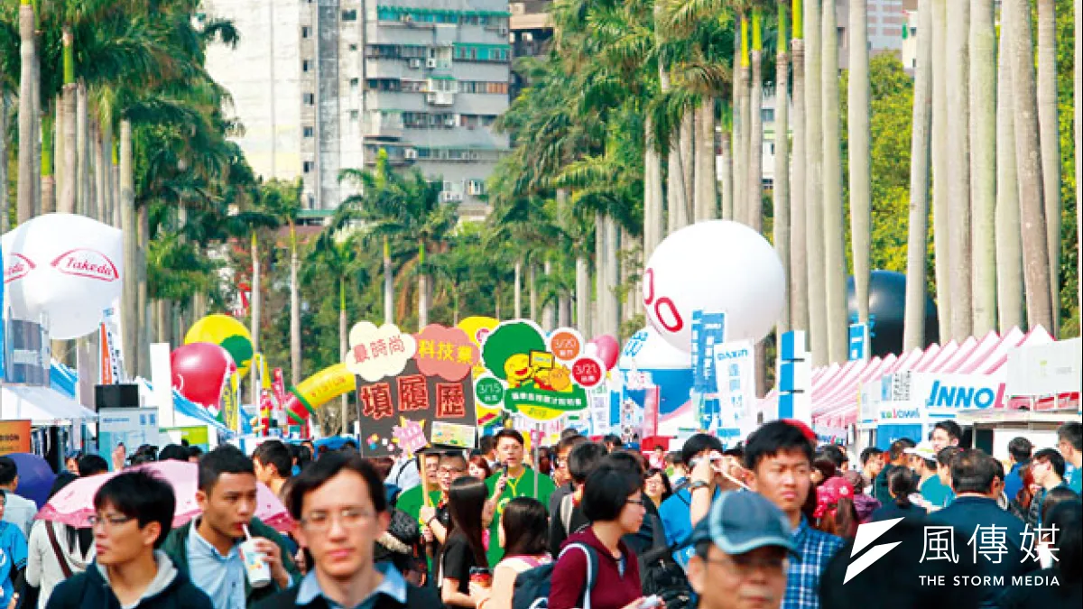 台大校園徵才博覽會,近二百六十家企業參加,共釋出逾兩萬個職缺。
