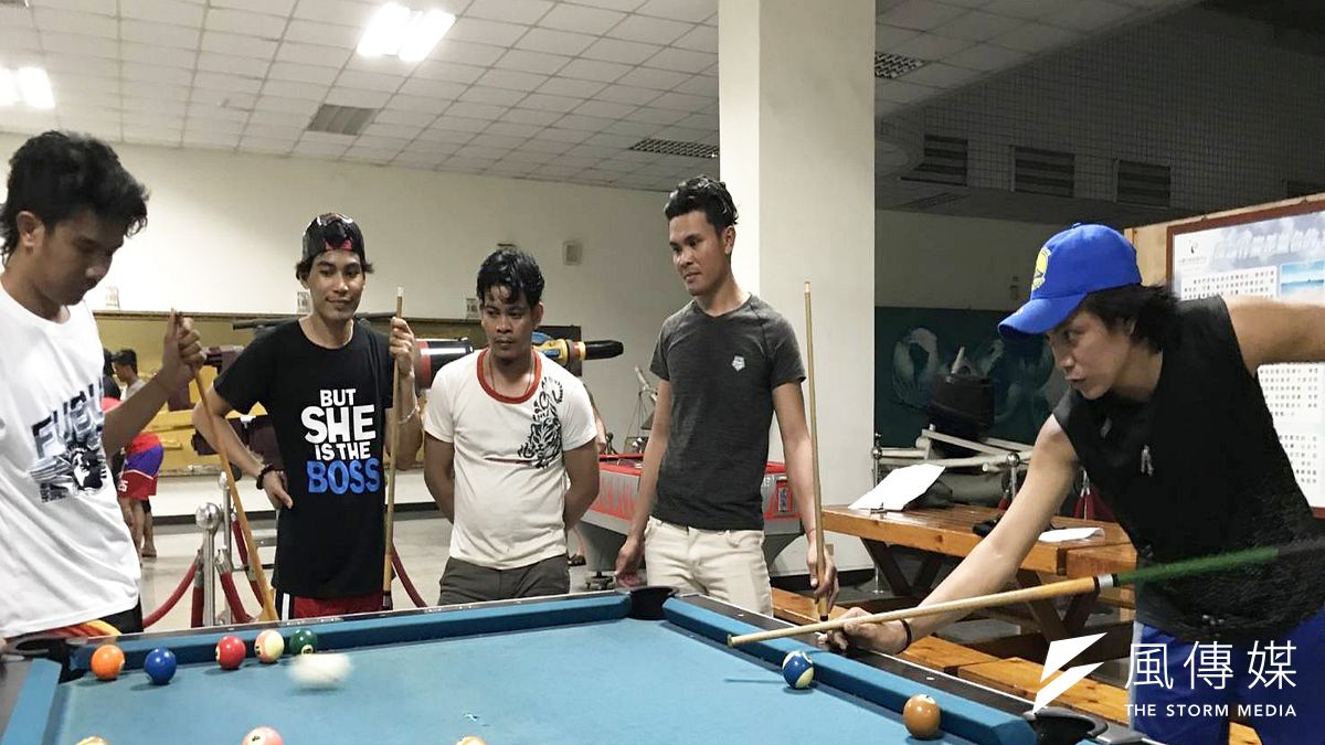 高雄市政府海洋局為穆斯林漁工朋友新設祈禱室外,也設撞球桌2檯供漁工朋友抒壓及休憩使用。(圖/徐炳文攝) 高雄市政府海洋局為穆斯林漁工朋友新設祈禱室外,也設撞球桌2檯供漁工朋友抒壓及休憩使用。(圖/徐炳文攝)