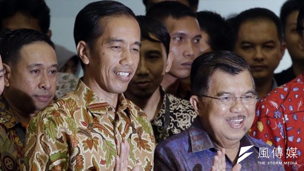 有「印尼歐巴馬」之稱的佐科威(左)當選總統後,面臨政治與經濟兩大轉型挑戰。(美聯社) 有「印尼歐巴馬」之稱的佐科威(左)當選總統後,面臨政治與經濟兩大轉型挑戰。(美聯社)