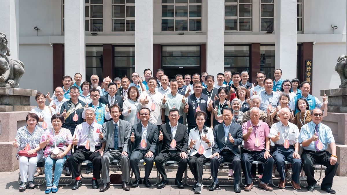 新竹市議會邀請上百位歷屆議員與職員工回娘家,並在議會大門口合影留念。(圖/新竹市議會提供) 新竹市議會邀請上百位歷屆議員與職員工回娘家,並在議會大門口合影留念。(圖/新竹市議會提供)