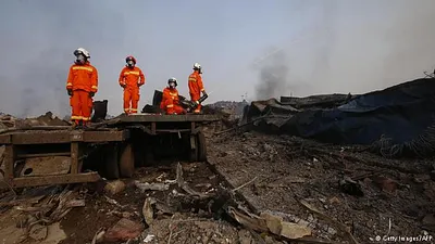 取自Twitter 天津大爆炸後現場的消防員們