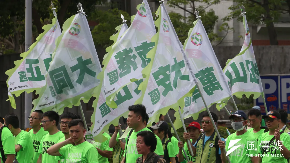 民進黨立委姚文智發起的「422機蛋大遊行」,呼籲民進黨自提台北市長參選人。跨派系黨籍中央和地方民代及參選人熱烈參加。(陳明仁攝)