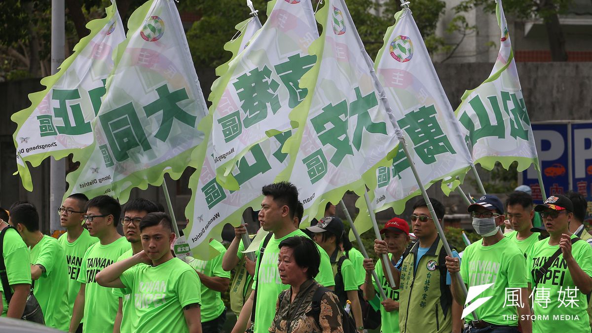 民進黨立委姚文智發起的「422機蛋大遊行」,呼籲民進黨自提台北市長參選人。跨派系黨籍中央和地方民代及參選人熱烈參加。(陳明仁攝) 民進黨立委姚文智發起的「422機蛋大遊行」,呼籲民進黨自提台北市長參選人。跨派系黨籍中央和地方民代及參選人熱烈參加。(陳明仁攝)