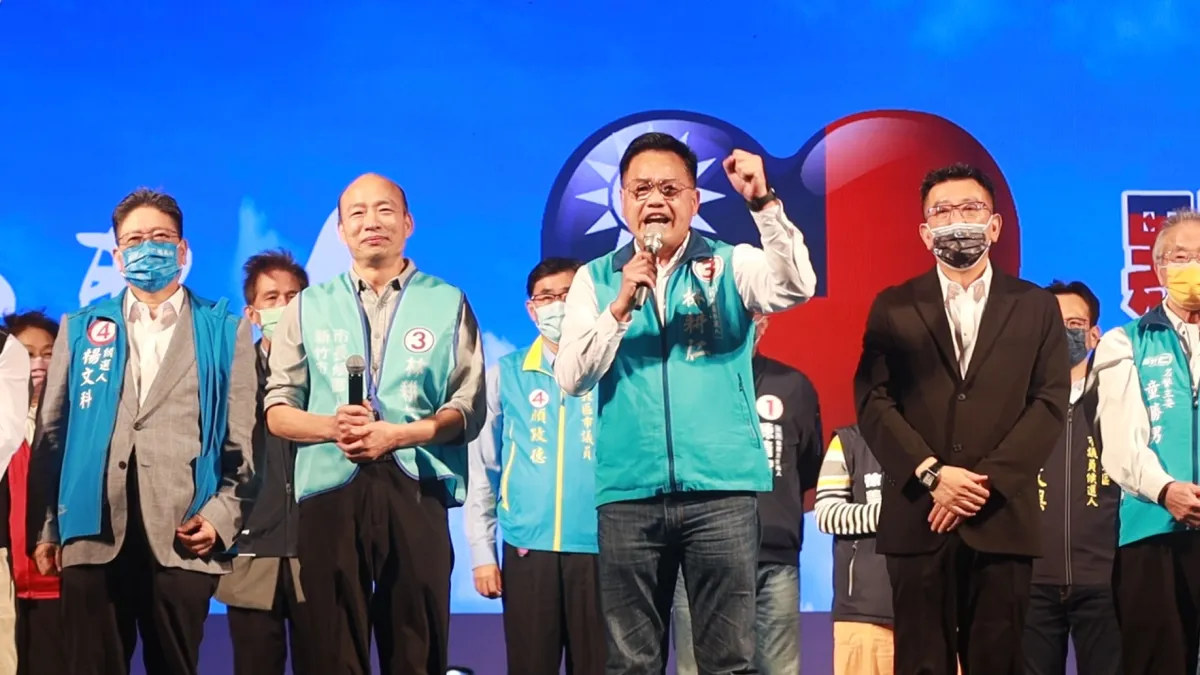 國民黨新竹市長候選人林耕仁(中)舉辦造勢大會,前高雄市長韓國瑜(中左)站台力挺。(取自林耕仁臉書)