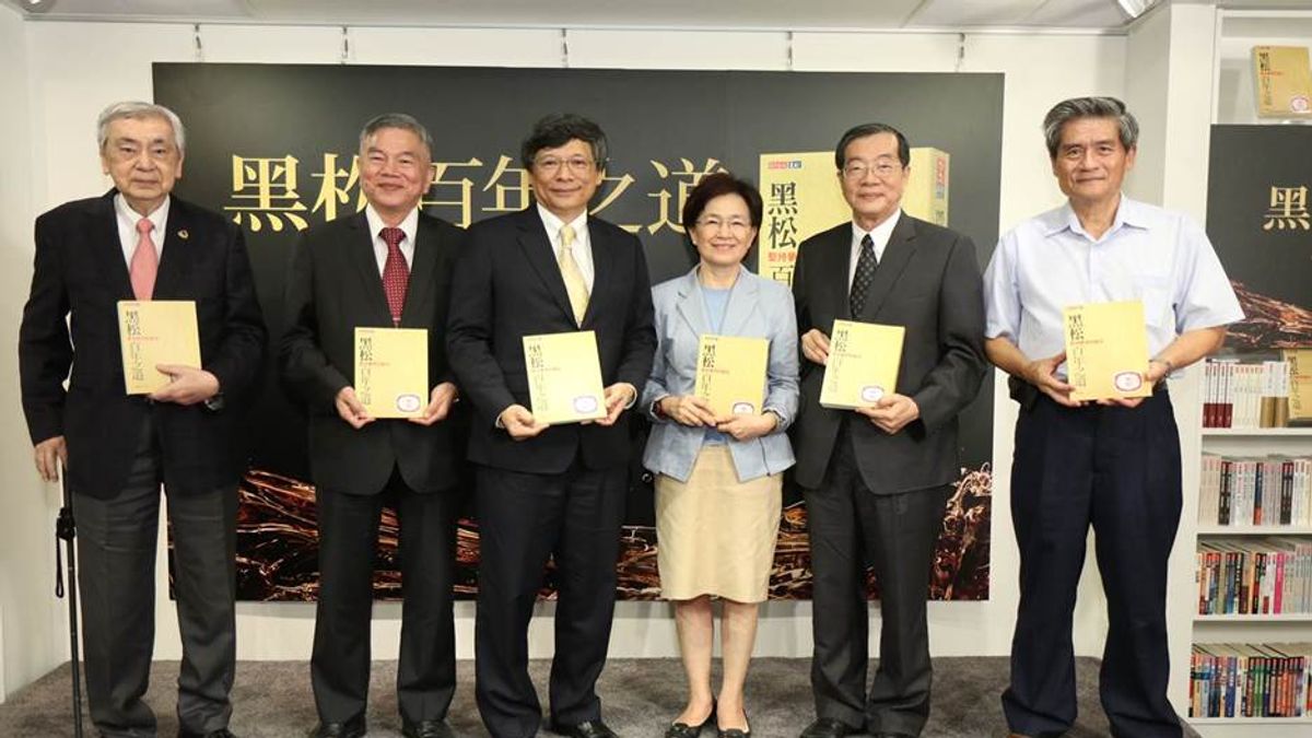 黑松鼓勵年輕世代透過閱讀本書,勇於創新、堅持夢想的腳步,左起為聯廣前董事長賴東明、經濟部次長沈榮津、黑松董事長張斌堂。(圖/黑松企業提供) 黑松鼓勵年輕世代透過閱讀本書,勇於創新、堅持夢想的腳步,左起為聯廣前董事長賴東明、經濟部次長沈榮津、黑松董事長張斌堂。(圖/黑松企業提供)