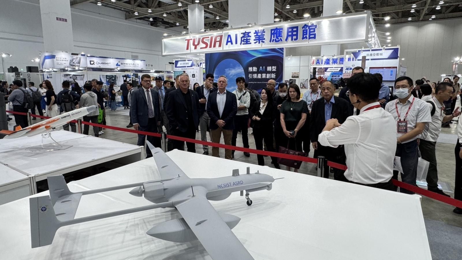 中科院AI展秀軍工硬實力!公開「勁蜂、銳鳶二型」無人機群攻技術 展示21項裝備研發成果