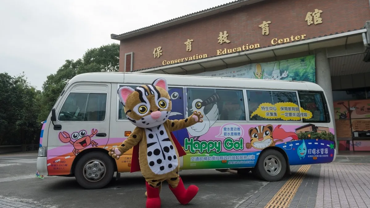 民行公車換新裝 動物彩繪巴士接送集集遊客