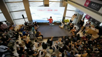 作家龍應台22日到屏東演藝廳舉辦新書《大武山下》見面會,有不少鄉親不畏風雨到場支持,造成現場擠爆、座無虛席,更還有讀者直接坐到講台上聽講。(屏東縣政府提供)