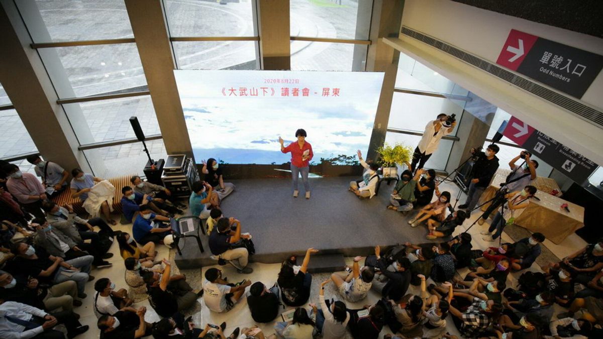 作家龍應台22日到屏東演藝廳舉辦新書《大武山下》見面會,有不少鄉親不畏風雨到場支持,造成現場擠爆、座無虛席,更還有讀者直接坐到講台上聽講。(屏東縣政府提供) 作家龍應台22日到屏東演藝廳舉辦新書《大武山下》見面會,有不少鄉親不畏風雨到場支持,造成現場擠爆、座無虛席,更還有讀者直接坐到講台上聽講。(屏東縣政府提供)