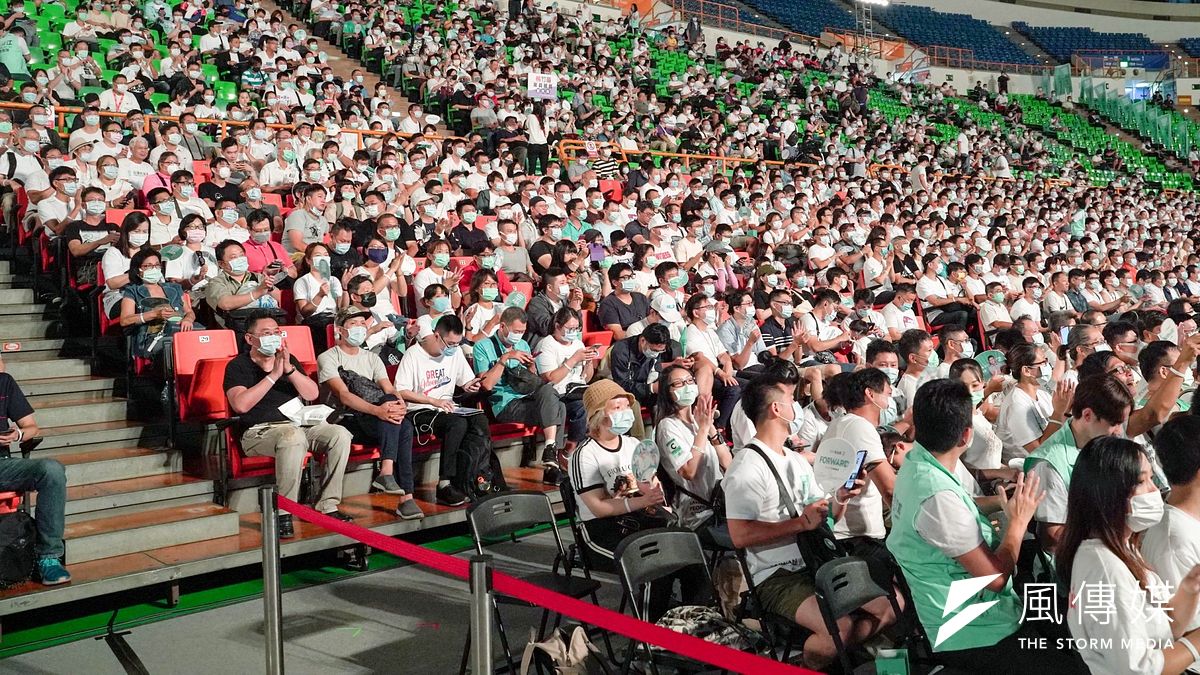 民眾黨不收黨費與網路入黨的特性,其黨員人數從110人暴增為萬人。從民主政治的角度來看,萬人黨員的集會,符合民主嗎?政治實務上很難,任何議案根本沒有討論的空間,只吵雜的交談而已。(資料照,民眾黨提供) 民眾黨不收黨費與網路入黨的特性,其黨員人數從110人暴增為萬人。從民主政治的角度來看,萬人黨員的集會,符合民主嗎?政治實務上很難,任何議案根本沒有討論的空間,只吵雜的交談而已。(資料照,民眾黨提供)