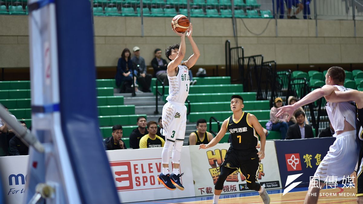 本季從達欣轉戰台啤的王子綱逐漸嶄露頭角,也獲得教練周俊三以及隊長蔣淯安的讚賞。 (王永志攝) 本季從達欣轉戰台啤的王子綱逐漸嶄露頭角,也獲得教練周俊三以及隊長蔣淯安的讚賞。 (王永志攝)