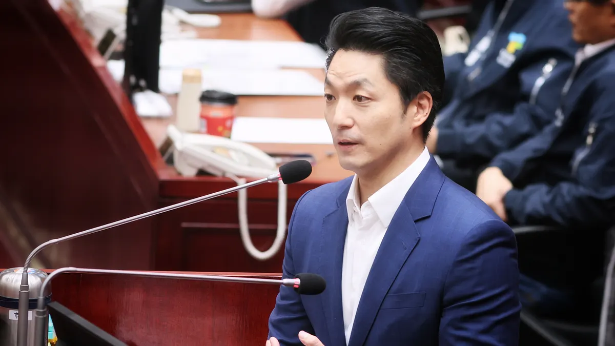 學者施正鋒在政論節目中分析,台北市長選舉要對戰蔣萬安,在賴清德的考量中,鄭麗君可能是最能「對外交代」、同時避免「用自己人」質疑的理想人選。(圖/柯承惠攝) 學者施正鋒在政論節目中分析,台北市長選舉要對戰蔣萬安,在賴清德的考量中,鄭麗君可能是最能「對外交代」、同時避免「用自己人」質疑的理想人選。(圖/柯承惠攝)