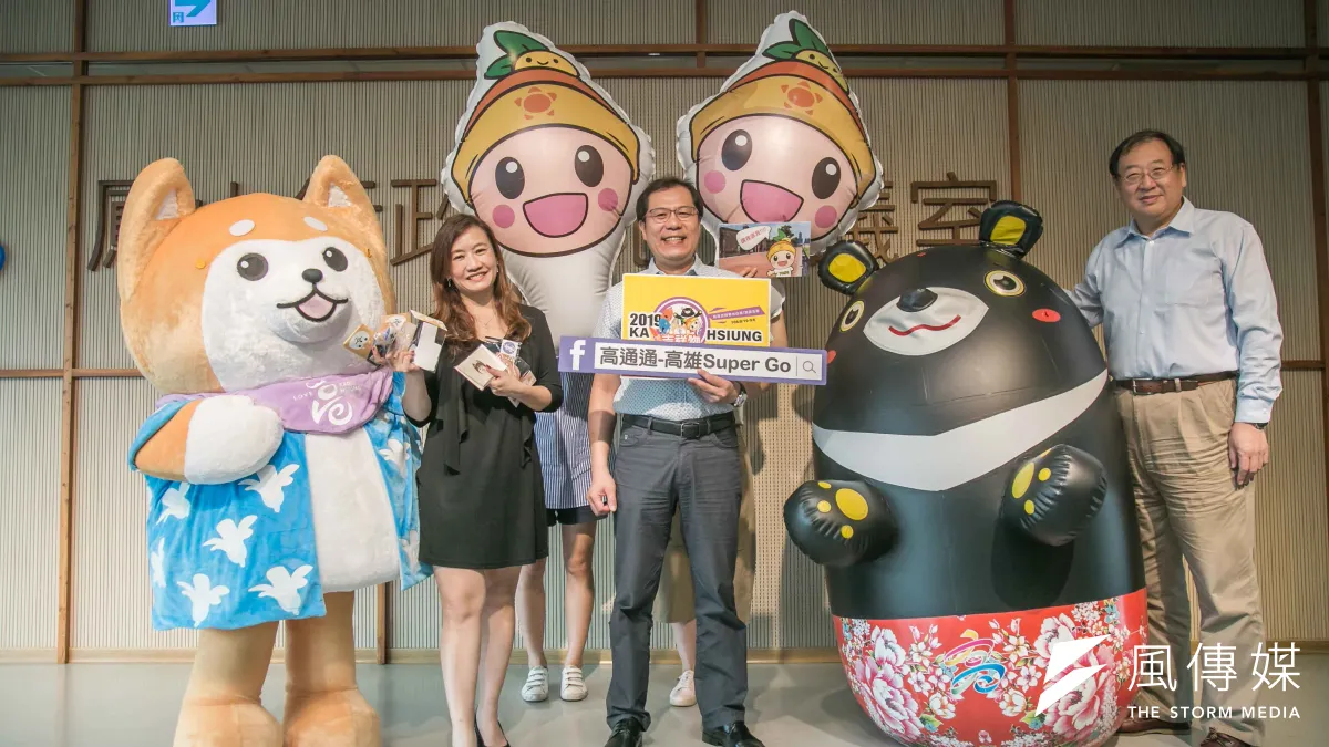 吉祥物的「家長們」高雄市政府新聞局長王淺秋(左)、海洋局長趙紹廉(右)、農業局長吳芳銘(中)與觀光局副局長邱俊龍,特別為自家吉祥物站台拉票。(圖/徐炳文攝)