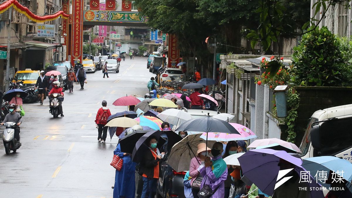 台北松山慈惠堂15日發放免費快篩劑, 民眾一大早大排長龍領取,被綠營側翼嘲諷是「快篩乞丐」。(柯承惠攝) 台北松山慈惠堂15日發放免費快篩劑, 民眾一大早大排長龍領取,被綠營側翼嘲諷是「快篩乞丐」。(柯承惠攝)
