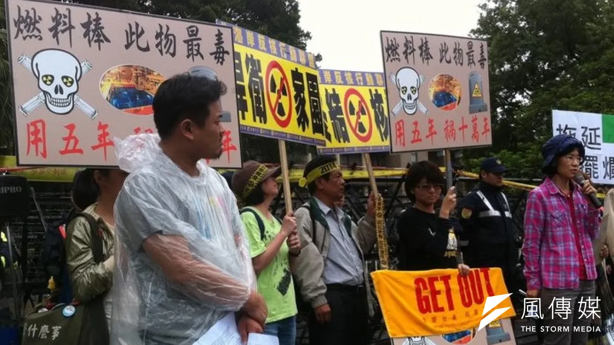 反核團體30日下午在行政院門口宣布退出核廢料處置平台。(何孟奎攝)