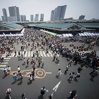 2016年5月3日,東京・築地市場を訪れる人々。6年前に閉場し更地となった築地市場跡地では、再開発計画として臨海スタジア2016年5月3日,東京・築地市場を訪れる人々。6年前に閉場し更地となった築地市場跡地では、再開発計画として臨海スタジアムや高層ビル群の建設が予定されている。(写真/AP通信提供) 2016年5月3日,東京・築地市場を訪れる人々。6年前に閉場し更地となった築地市場跡地では、再開発計画として臨海スタジア2016年5月3日,東京・築地市場を訪れる人々。6年前に閉場し更地となった築地市場跡地では、再開発計画として臨海スタジアムや高層ビル群の建設が予定されている。(写真/AP通信提供)