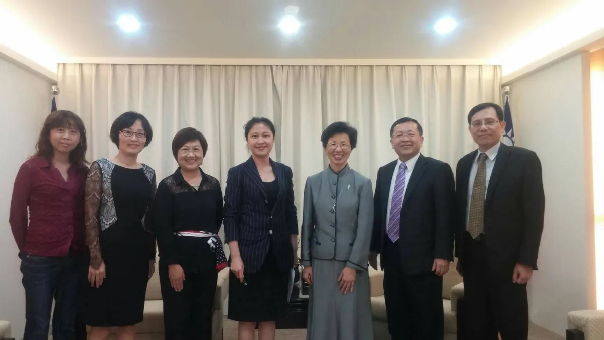 民進黨副秘書長徐佳青(左三)2日表示,她下午偕民進黨新住民事務委員會委員、具有陸配背景的寧家榮(左二)拜會陸委會主委張小月(右三),具體建議放寬陸配三等親內血親、姻親等親屬來台短期探視的相關規定。(民進黨提供)